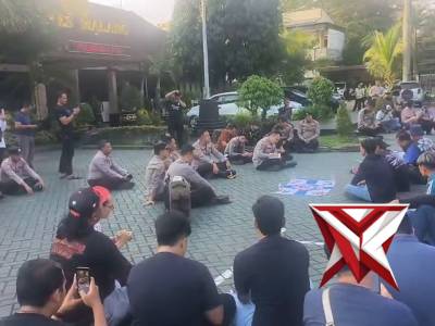 Tuntutan Aremania di Mako Polres malang - PoliceTube