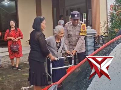 Bhabinkamtimas Desa Sumberbening Polsek Bringin memberikan pelayanan kepada jemaat gereja - PoliceTube