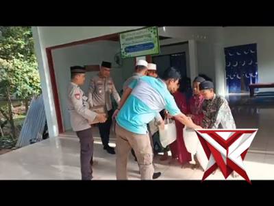 Kapolsek Lais AKP Syawaludin Beserta Personil Berbagi Berkah Dalam Jumat Berkah - PoliceTube