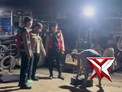 Layanan 110 Polri Bergerak Cepat: Polisi Bantu Warga yang Alami Ban Pecah di Jalan