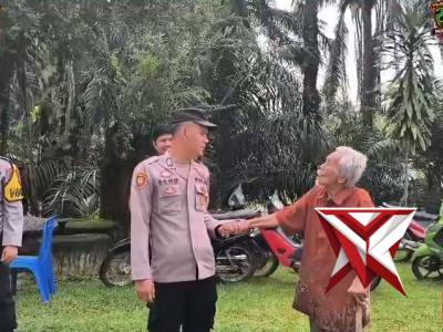 *title*

Aksi Humanis Personel Polres Musi Rawas Bantu Warga Sepuh Beribadah di Gereja