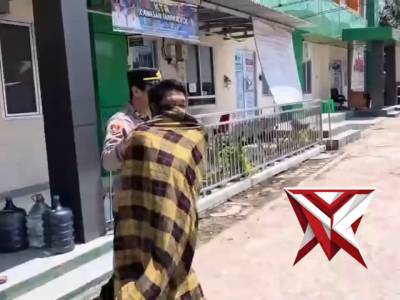 Kapolsek Bayung Lencir dengan sigap membawa masyarakat yang sakit