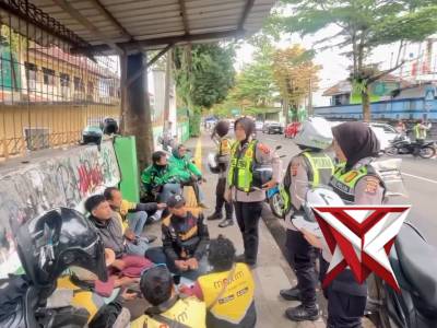 Personel Polisi Wanita (Polwan) Polres Sukabumi Kota melaksanakan patroli bermotor