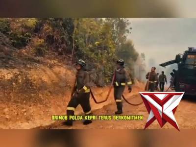 Polri melalui Satbrimob Polda Kepulauan Riau bergerak cepat menangani kebakaran hutan dan lahan - PoliceTube