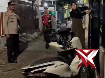Patroli Jalan Kaki Polsek Pakal Susuri Gang Himbau Waspada Curanmor