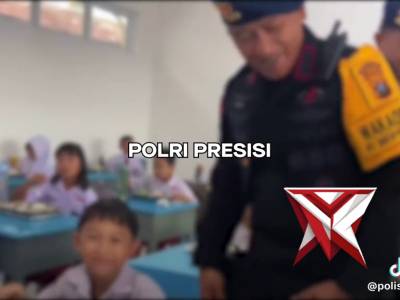 Sat Brimob Polda Sumut membagikan makanan bergizi gratis