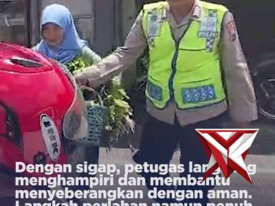 Anggota Polresta Banyumas Bantu Seorang Ibu Menyebrang saat Lalu Lintas Ramai