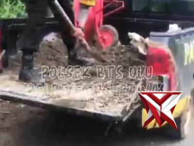 Giat Polsek Bts ulu melakukan penimbunan jalan yg berlobang karena sering terjadi kecelakaan