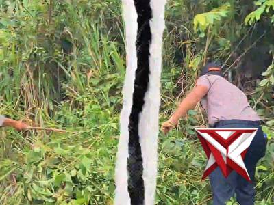 Polsek Gelumbang dan Pemerintah Kecamatan Gelumbang melaksanakan giat bersih sampah di bahu jalan Ke - PoliceTube