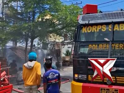 RESPON CEPAT POLRES TERNATE DENGAN PEMADAM KEBAKARAN - PoliceTube
