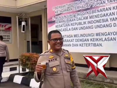 Kapolres Sukabumi AKBP Dr. Samian, S.H., S.I.K., M.Si., melaksanakan tes urine