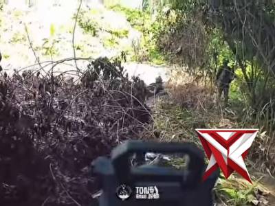 Di balik lebatnya hutan Papua, langkah kaki itu tak pernah ragu sebagai bentuk komitmen untuk meraju