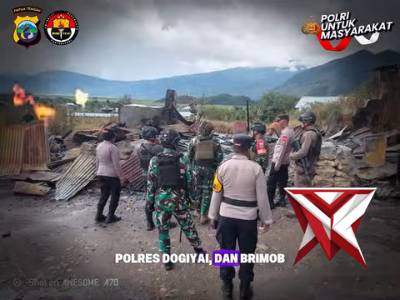 TNI&ndash;Polri turun langsung meninjau lokasi pasca insiden pembakaran di Kabupaten Dogiyai guna memastik - PoliceTube