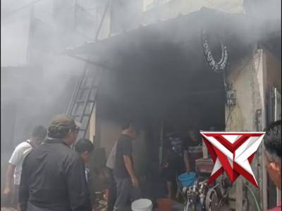 Kebakaran Ruko Tambal Ban di Jl. Cilampeni Katapang, Warga dan Polsek Sigap Padamkan Api