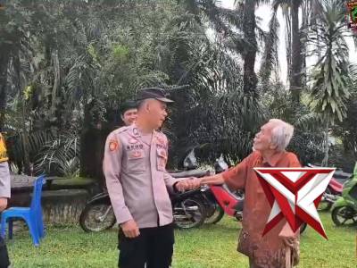 09.Pers Polsek Muara Kelinggi membantu Lansia dalam menjalankan ibadah