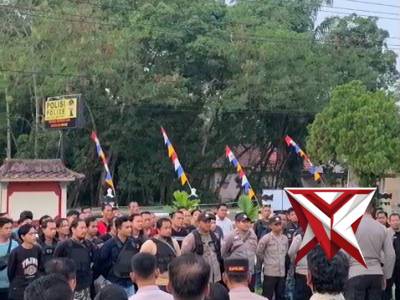 Aksi damai masyarakat Desa Tebing Suluh, Kecamatan Lempuing, Kabupaten Ogan Komering Ilir - PoliceTube