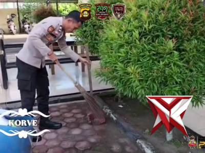 Menjaga kebersihan di seputaran Mako Polsek