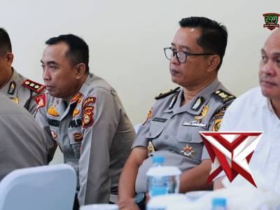 Bila ada permasalahan dan butuh bantuan Polisi silakan hubungi :
Call center : 110 ( Bebas Pulsa )