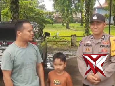 *Tim Patroli Polsek BTS Ulu Bantu Pemudik Pecah Ban*