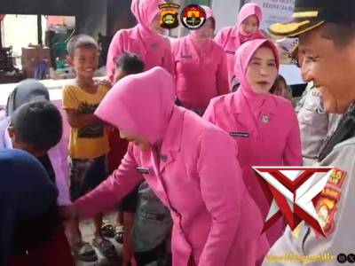 POLRES OGAN ILIR BERBAGI KEPADA ANAK -ANAK YANG BERDAMPAK MUSIBAH KEBAKARAN DI DESA IBUL BESAR 3 OGA