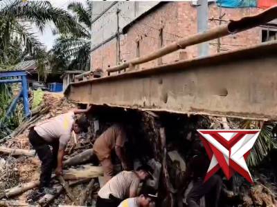 Polsek Bayung Lencir Revitalisasi Jembatan Warga - PoliceTube