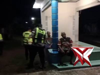 Polsek Barat melaksanakan patroli di Poskamling dan dialogis dengan Masyarakat serta sampaikan pesan - PoliceTube