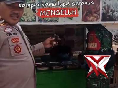 7. Bhabinkamtibmas Aipda Patoni patroli di pasar Desa Berojaya Timur " Sinergitas TNI / Polri "