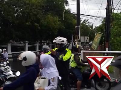 Polantas menyapa " Hujan membawa berkah " semoga kita semua diberikan kesehatan d