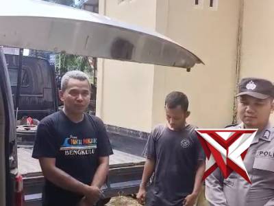 Anggota Polsek BTS ulu polres Mura menolong masyarakat (BS) - PoliceTube