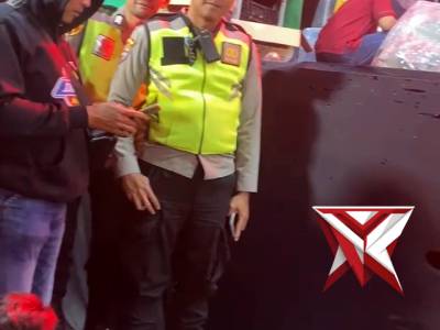 Anggota Polsek Bantur melekat pengamanan giat masyarakat di wilayah Bantur