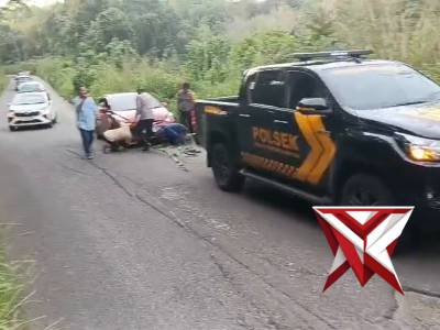 16.Tim patroli Polsek BTS ulu membantu pengendara mobil yang mogok - PoliceTube