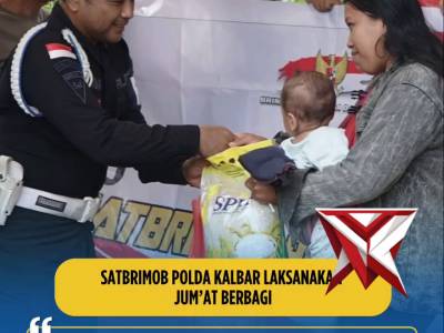 Satbrimob Polda Kalbar laksanakan berbagi antar sesama di kegiatan rutinnya jumat berbagi