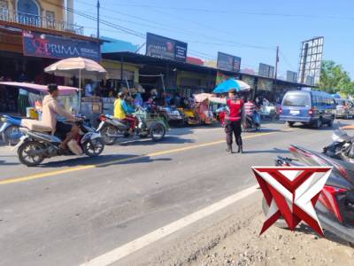 Patroli polsek tlanakan melaksanakan pamturlalin di smp negeri 1 tlanakan dan pasar polowijo