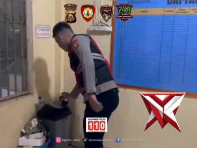 Merapikan ruangan kerja.  Tmk22