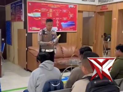 Polantas Menyapa

Himbauan Tertib Lalu Lintas dan Sosialisasi Mekanisme Pelayanan SIM