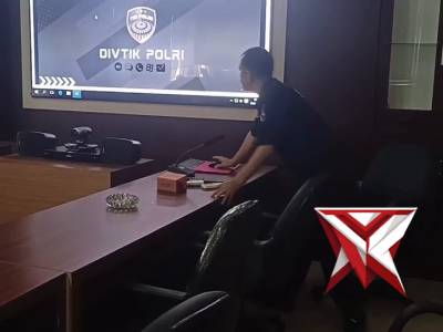 Mempersiapkan ruang zoom meeting serta mengkoneksikan id zoom meeting