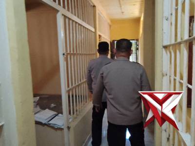 Kegiatan Kapolsek dan piket Cek ruang tahanan serta barang bukti