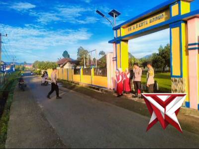 Polsek Kota Agung Bantu Anak Sekolah Menyebrang Jalan - PoliceTube