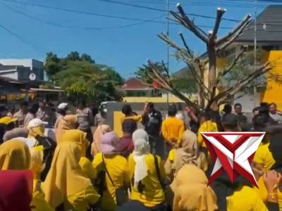 *PAM Aksi Damai DPD Golkar Bkl, oleh Polresta Bkl & jajaran, Massa Tuntut Klarifikasi Pembekuan Kepe - PoliceTube