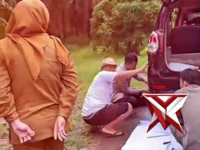 Polisi membantu masyarakat.11