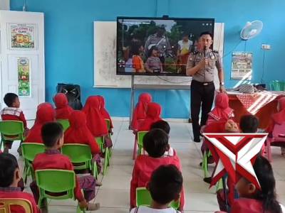 ??KAS Kanit Binmas Polsek Tugumulyo memberikan edukasi anak anak paud melati - PoliceTube