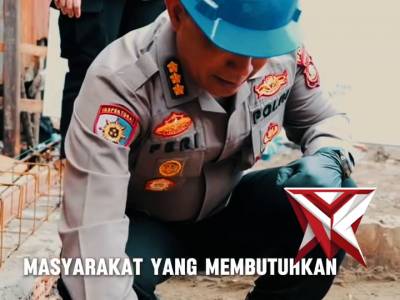 Kapolda Sumsel Irjen Pol. Dr. Sandi Nugroho, S.I.K., S.H., M.Hum. memimpin langsung bedah rumah. - PoliceTube