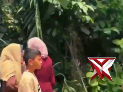 Polisi menolong pemuudik yang busnya trouble