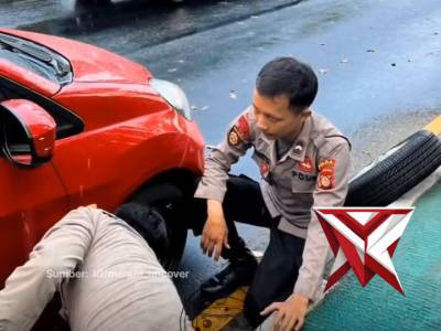 Aksi tulus polisi membantu warga ganti ban - PoliceTube