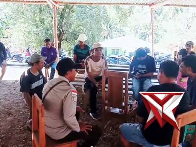 Bhabinkamtibmas polsek kisar sambangi dan berbincang hangat dengan warga setempat