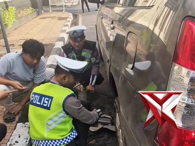 Sat PJR hadir membantu masyarakat yang sedang mengalami kebocoran ban. Ini memang bukan tugas utama - PoliceTube
