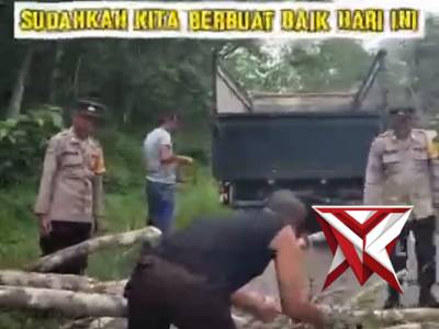 Gerak Cepat Polsek Muara Beliti Polres Musi Rawas Evakuasi Pohon Tumbang di Jalinsum