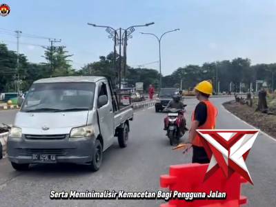 Pengaturan lalu lintas oleh personel Satlantas Polres Muara Enim Pengaturan lalulintas ini dilaksan - PoliceTube