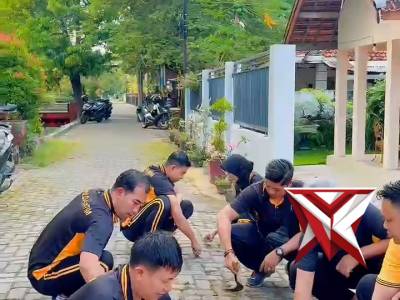 Anggota Polres Sumenep melaksanakan Giat Kurve Dalam Rangka Gerakan Indonesia Asri - PoliceTube