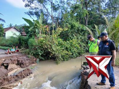 Jembatan putus di Desa Kurungan Nyawa - PoliceTube